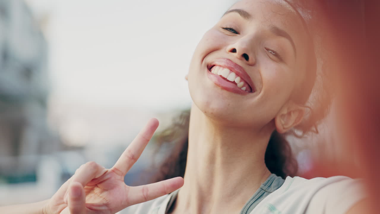 행복 한 여자, 도시 에서 얼굴 과 평화 의 표지판