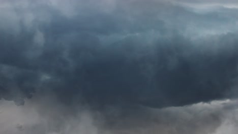 Dunkler-Himmel-Und-Dicke-Wolken-Mit-Gewitter