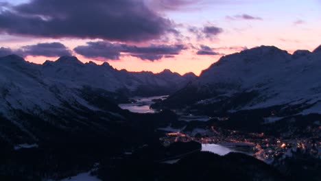 Schöne-Zeitrafferaufnahme-Des-Sonnenuntergangs-Hinter-Einer-Bergstadt