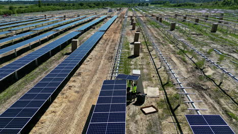 hombres que trabajan en la planta de energía renovable instalando paneles solares montados
