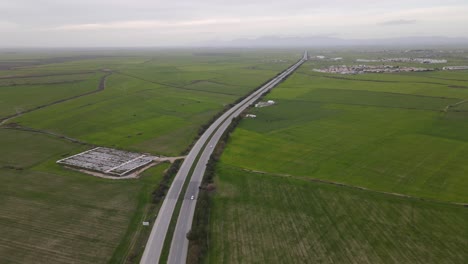 carretera que pasa por las tierras de recorte verde