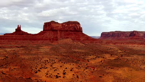 drohnenaufnahme eines marsähnlichen monument valley mit wolken