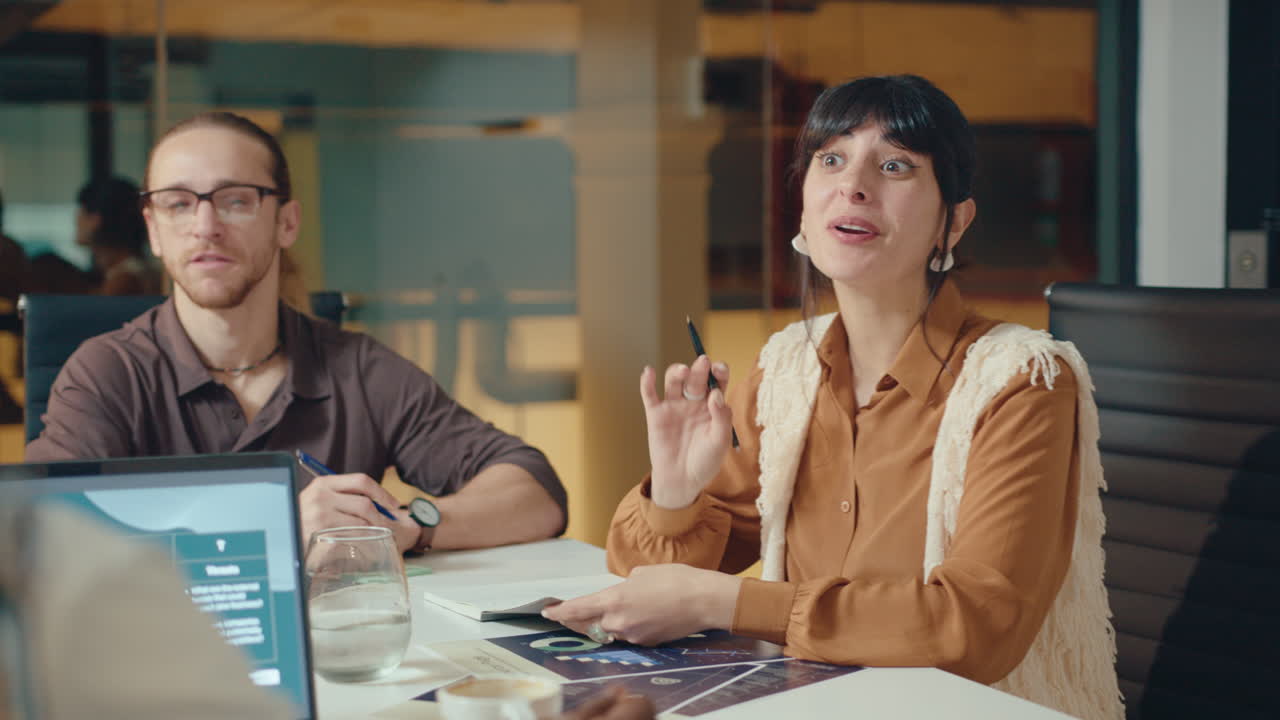 joven jefa hablando con un colega en una reunión en la oficina