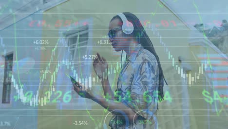 animación del procesamiento de datos financieros sobre un hombre biracial escuchando música en la calle
