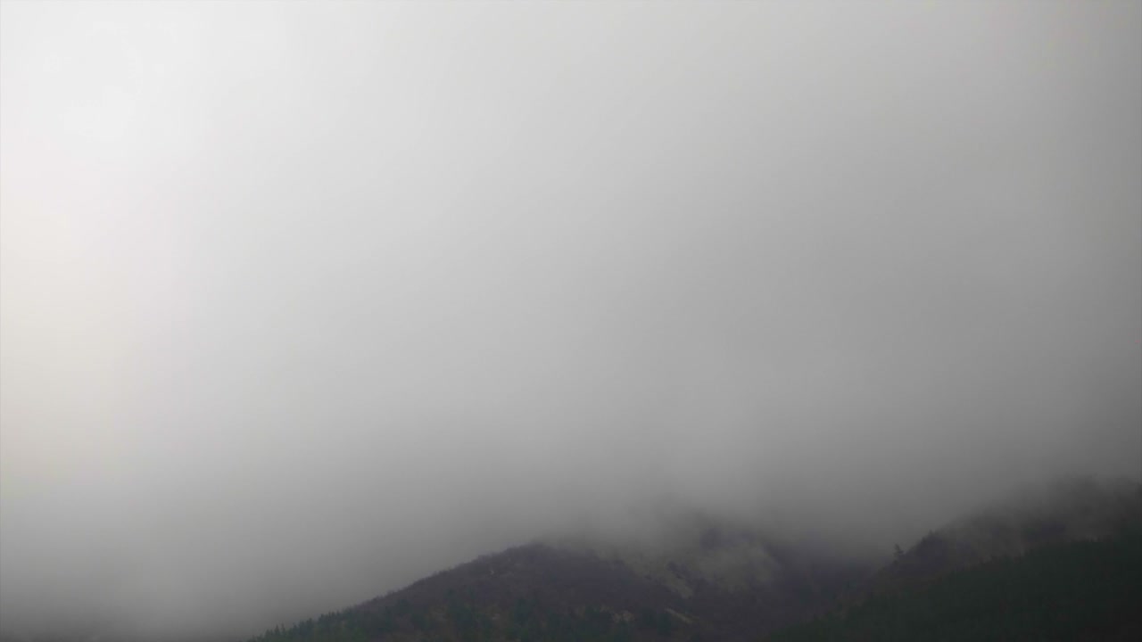 타임스: 구름이 카우카스 산맥을 둘러싸고