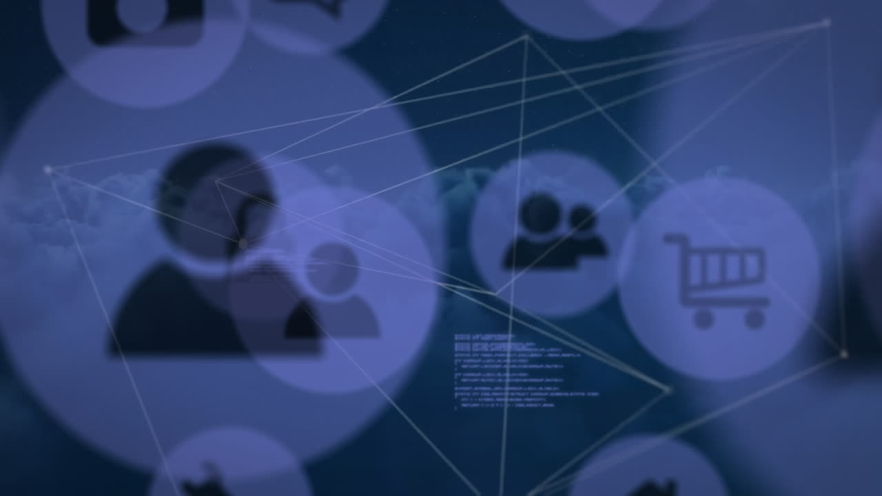 Animation af digitale ikoner og databehandling over et netværk af forbindelser mod mørke skyer.
