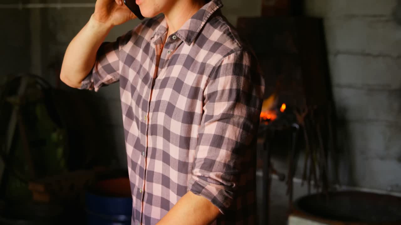 금속공이 휴대폰으로 4k로 이야기하고 있습니다.