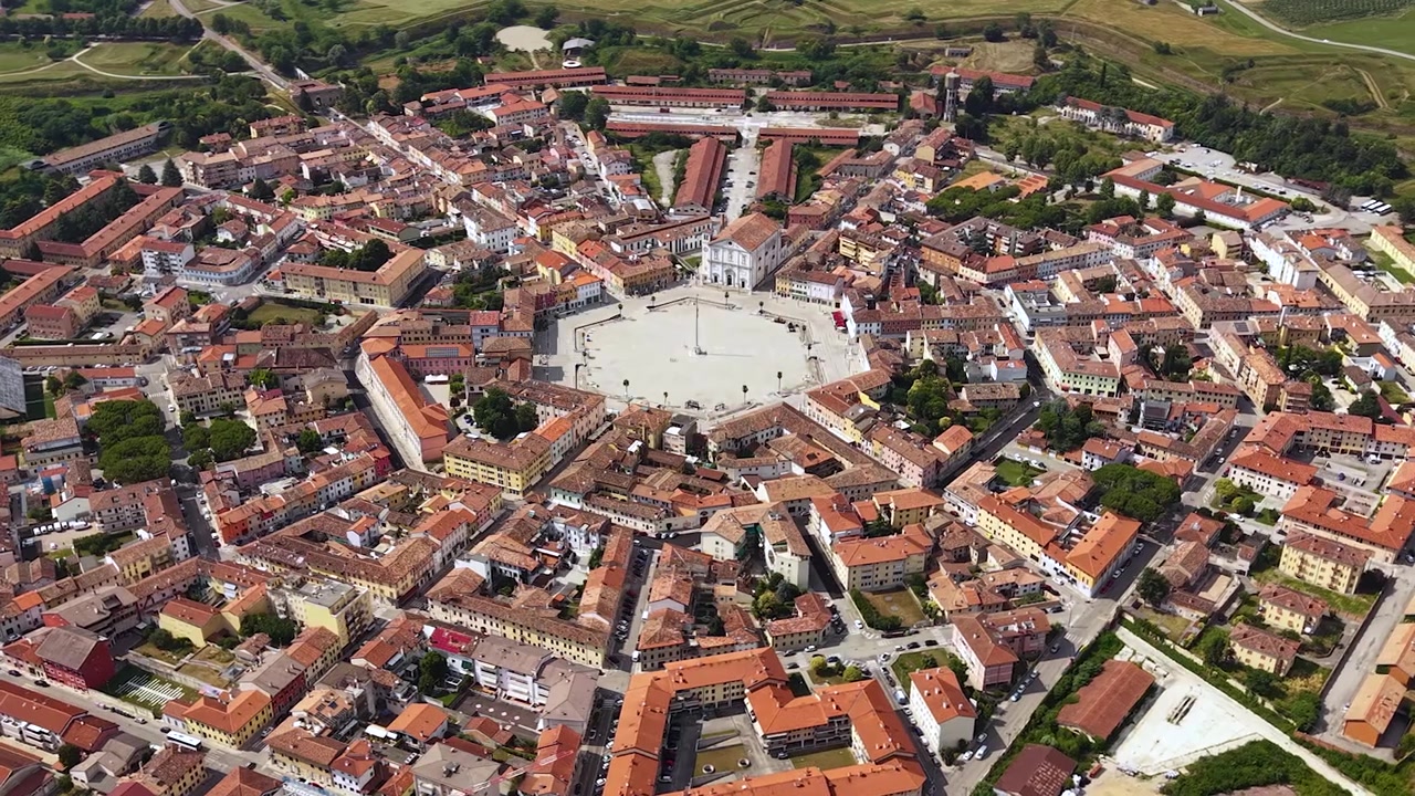Veduta aerea di Palmanova, Italia, centro storico con geometria simmetrica del periodo rinascimentale, ripresa con drone