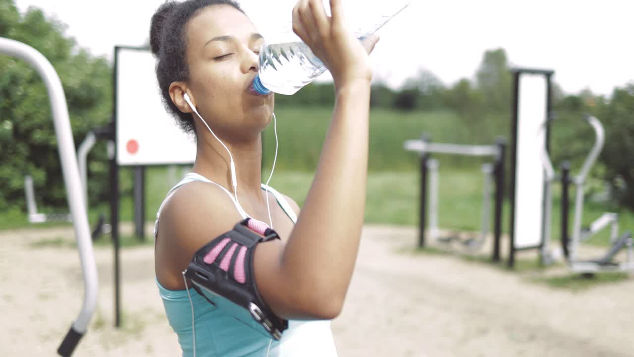chica bebiendo después del entrenamiento