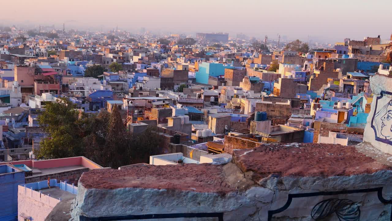 ciudad azul densa construcción de casas vista desde la cima de la montaña por la mañana el video es tomado jodhpur rajasthan india