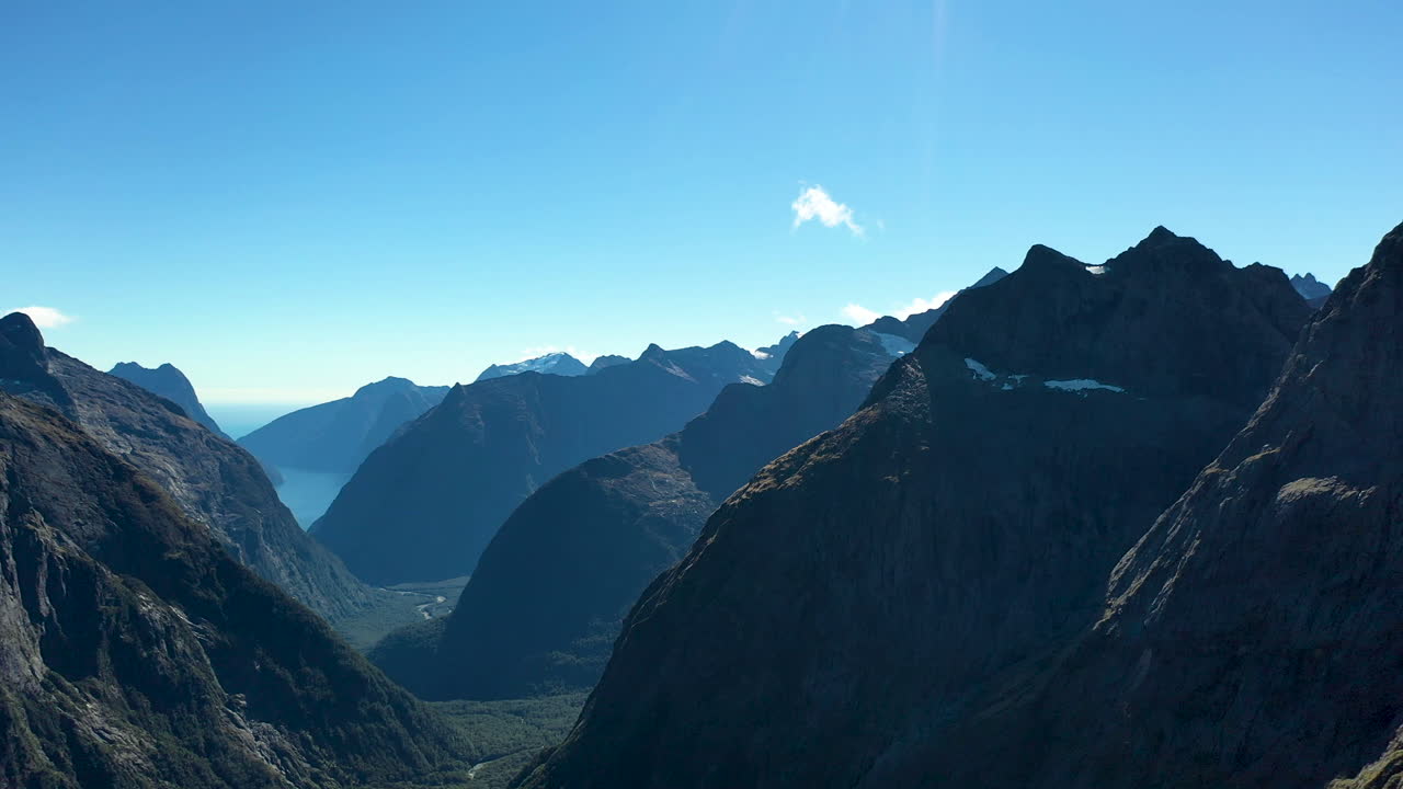 Rekaman Drone Milford Sound Gertrude Saddle Taman Nasional Fiordland, Selandia Baru, Pendaki di Puncak