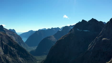 Drone-Shot-Milford-Sound-Gertrude-Saddle-Parque-Nacional-Fiordland,-Excursionistas-De-Nueva-Zelanda-En-La-Cima