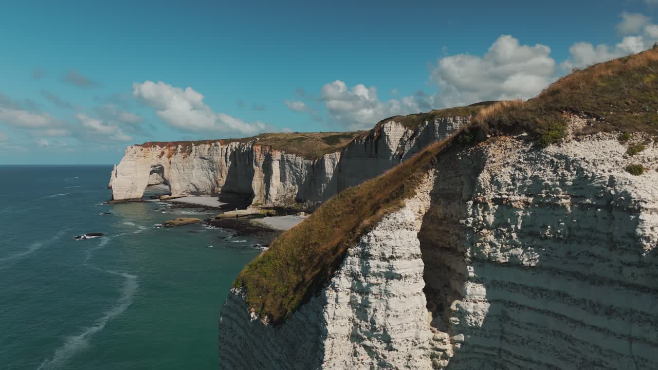 Drone reveal of Étretat’s white chalk cliffs and natural arch along the Normandy coastline