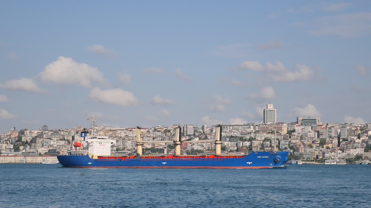 barco de carga en el estrecho de estambul