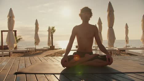 Reseña-Sobre-Un-Chico-Que-Se-Sienta-Y-Medita-En-La-Playa-Por-La-Mañana