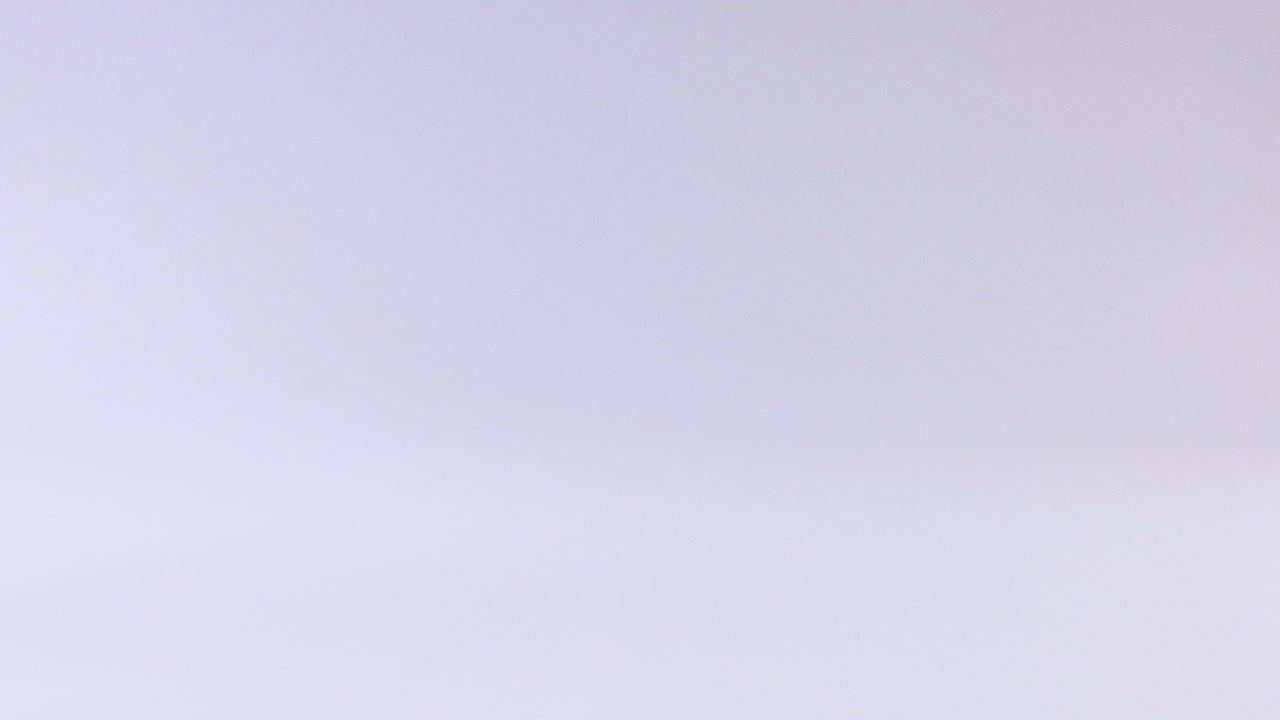 pelota de tenis rebotando en una superficie plana