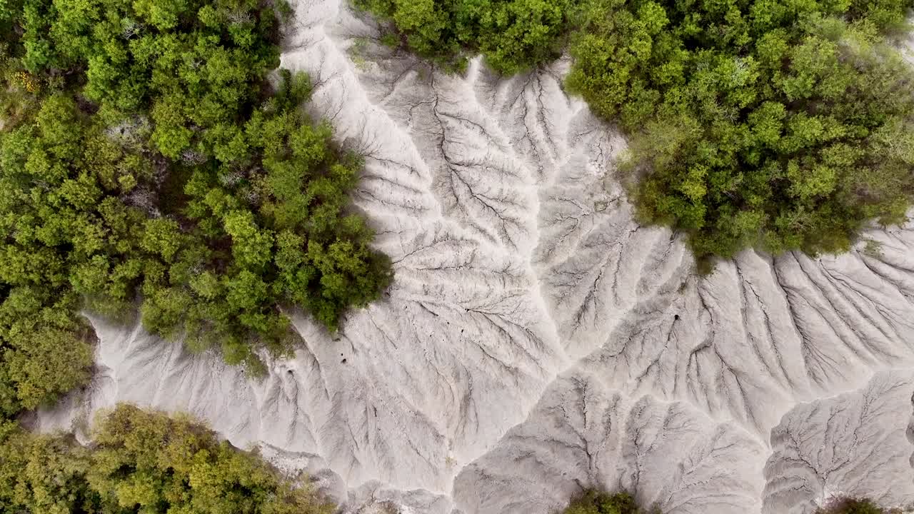 fotografía aérea de arriba hacia abajo del mundo lunar con plantas verdes entre las montañas de piedra arenisca en verano