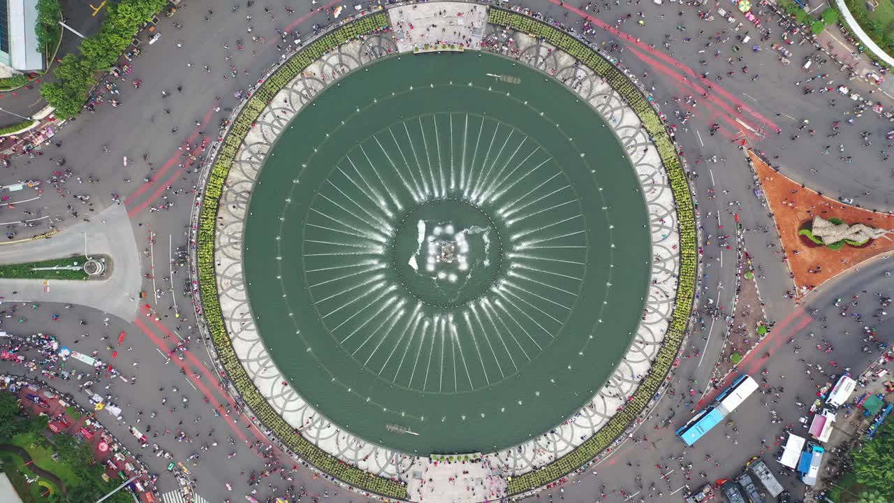 воздушный вид круглого фонтана на оживленной городской площади