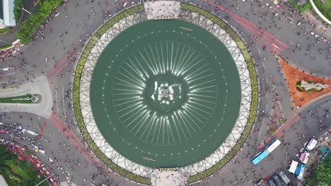 vista aérea de una fuente circular en una concurrida plaza de la ciudad