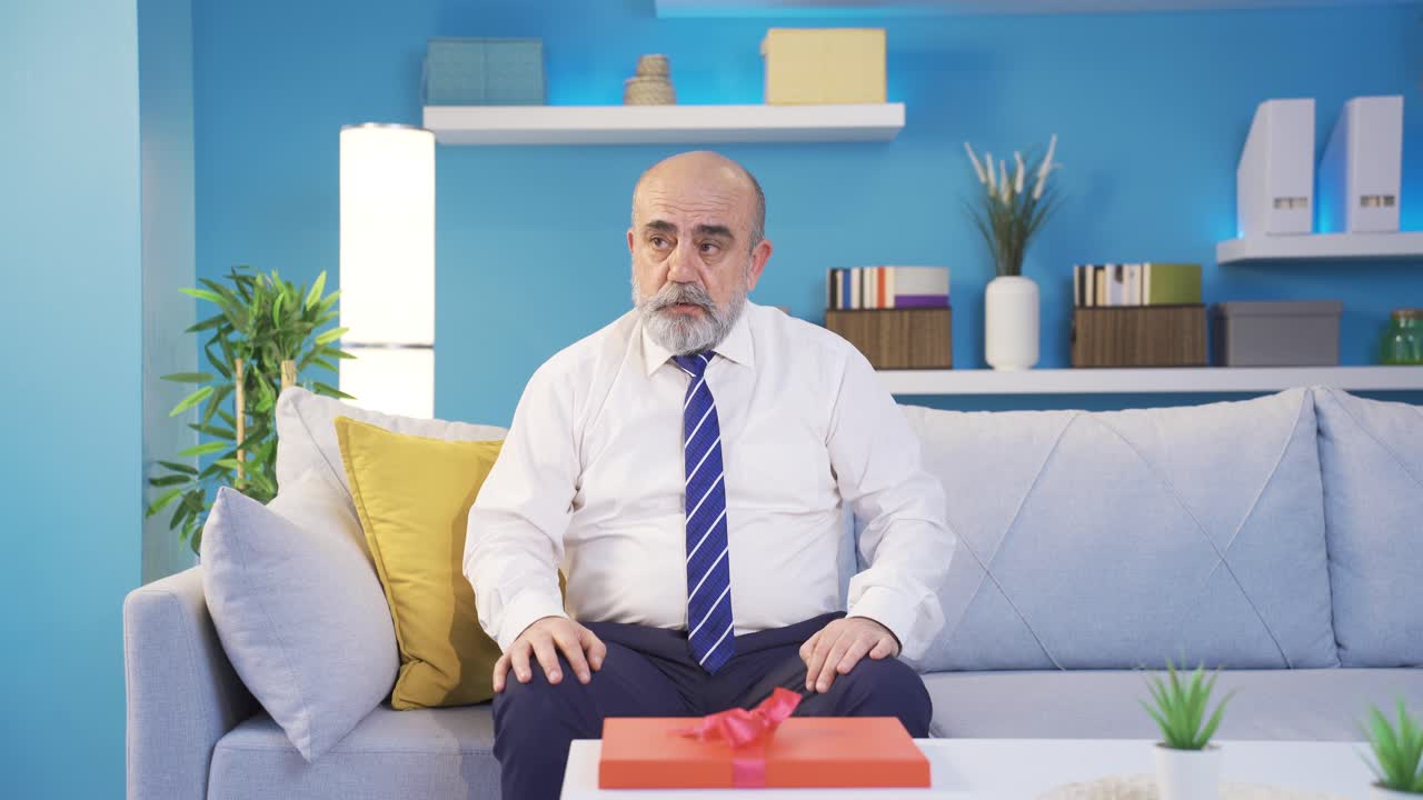 un viejo triste en casa con pensamientos depresivos.