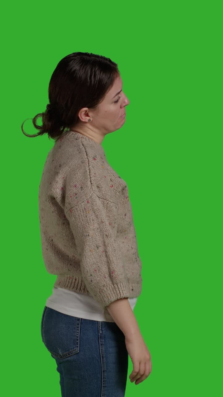 Video verticale: profilo di persona depressa e frustrata che appare triste e insoddisfatta