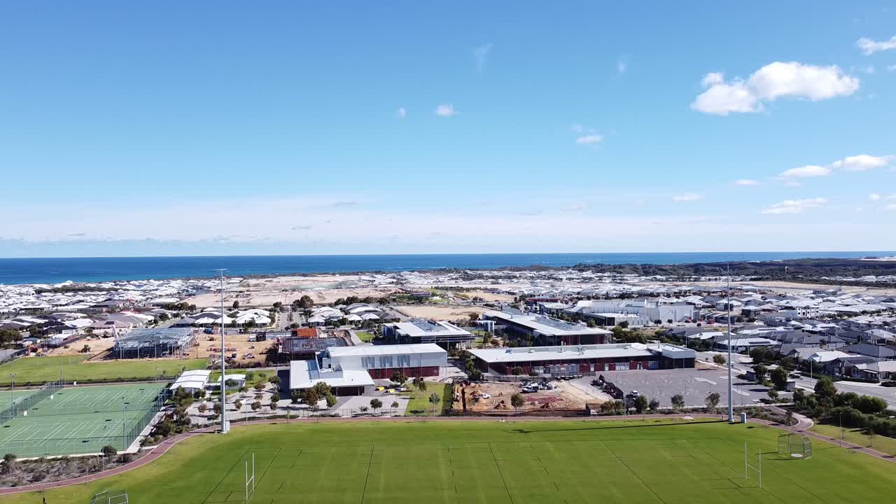 알키모스 칼리지 와 헤일스워스 파크 의 인근 스포츠 시설 의 공중 내려오는 모습, 버틀러