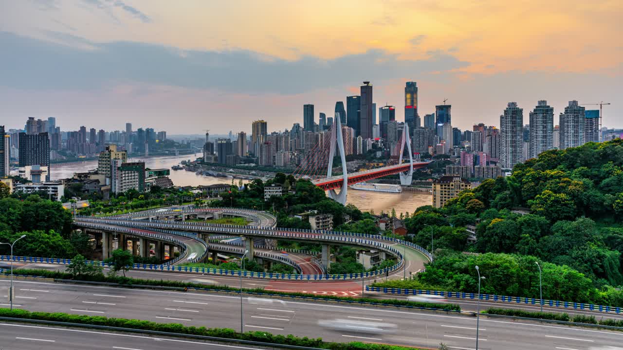 horizonte panorámico de la ciudad y edificios comerciales modernos con tráfico ocupado en chongqing