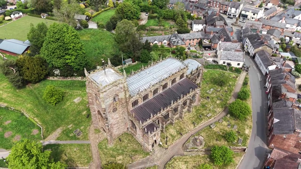 Nhà thờ St Oswald tuyệt đẹp và khu vực Malpas xung quanh - chuyến bay drone đồng tâm, lên và qua, Cheshire, Vương quốc Anh.