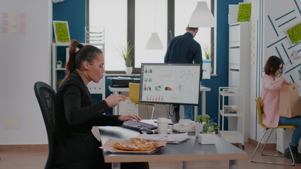 mujer de negocios disfrutando del pedido de comida en la oficina de la compañía durante la pausa del almuerzo
