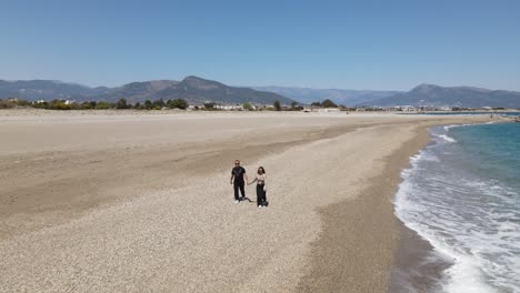 Paar-Zu-Fuß-Am-Strand