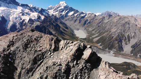 Schöner-Tag-über-Neuseelands-Höchstem-Berg-Mt.-Cook,-Luftaufnahme-über-Felsigem-Bergrücken