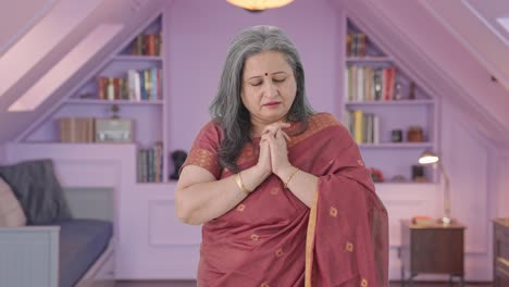 una anciana india religiosa orando