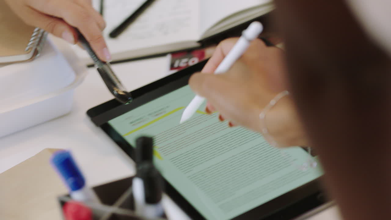 mujeres de negocios, lápiz comprimido