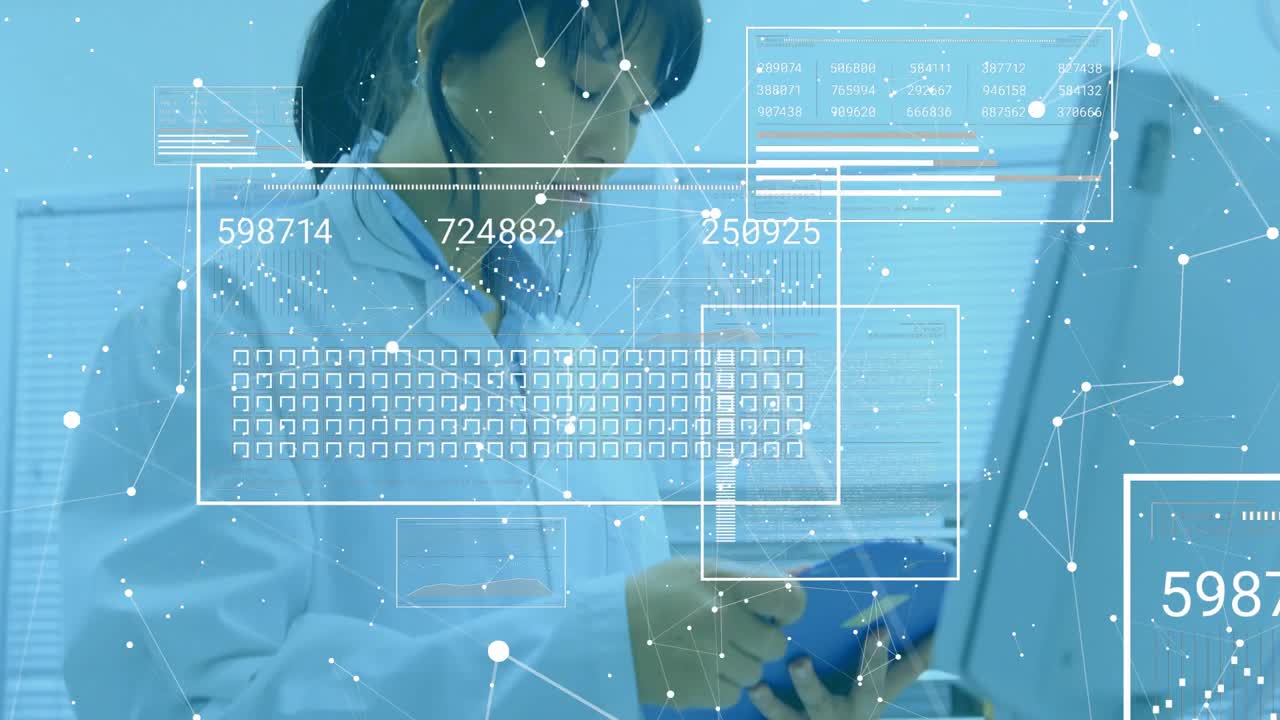 Laborant drží pořadač a prohlíží plovoucí digitální panely, zatímco zaznamenává aktualizované metriky.