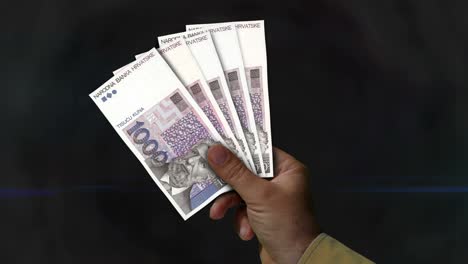 dinero de kuna croata ventilador de billetes en la mano