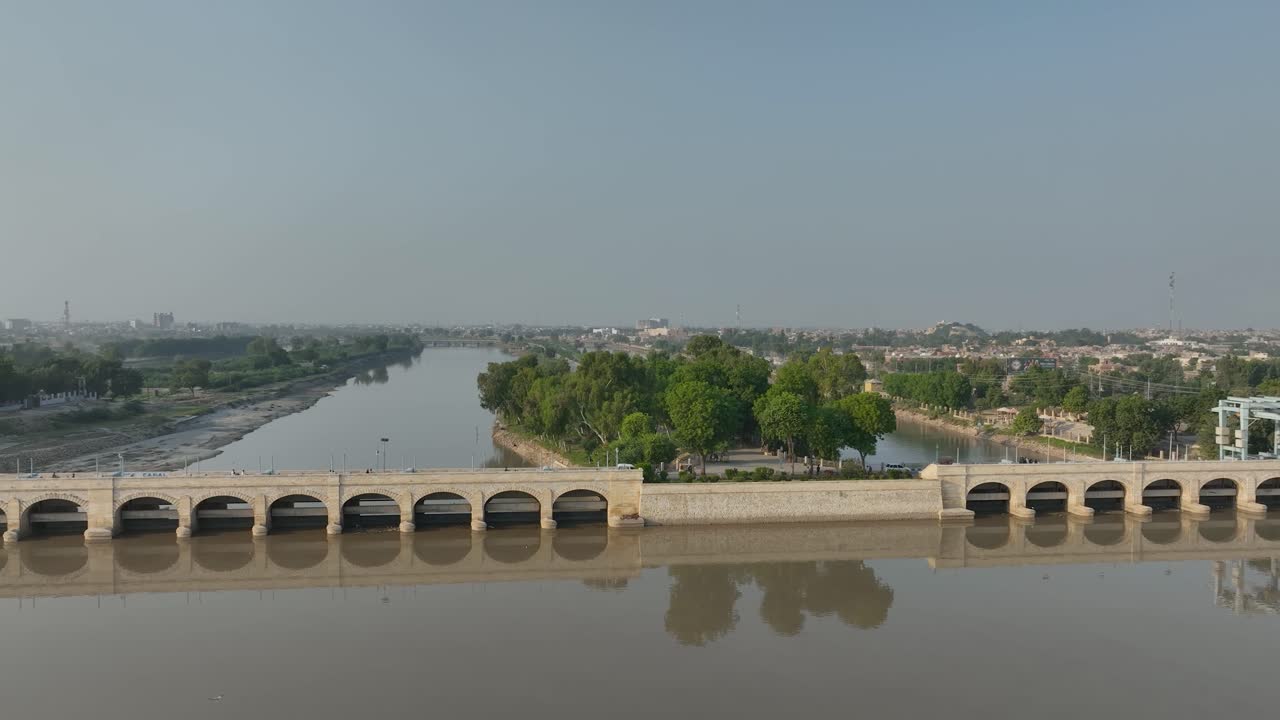 presa de sukkur sobre el río indo, sindh, pakistán - aérea