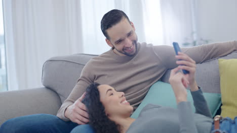 pareja, hablando y riendo en una broma telefónica