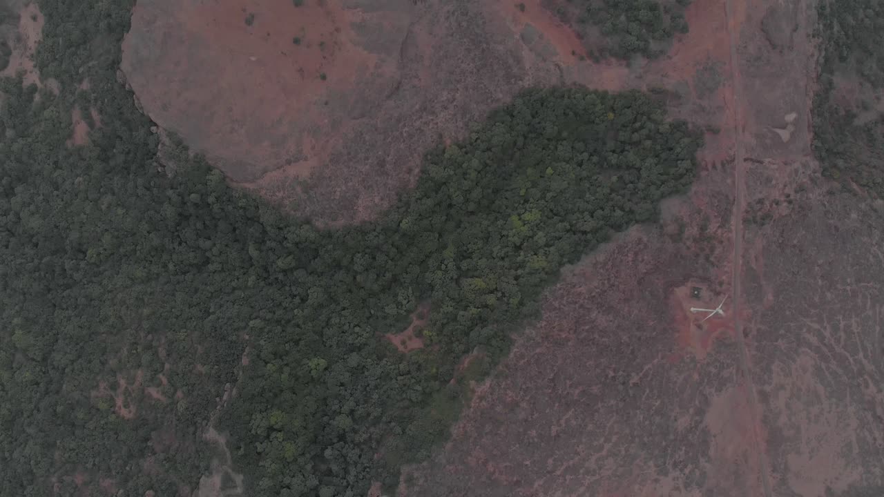 toma de arriba hacia abajo de un dron de una meseta seca