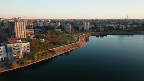 Vista-Aérea-De-La-Hora-Dorada-Del-Lago-Morii-En-Bucarest-Con-Paisaje-Urbano