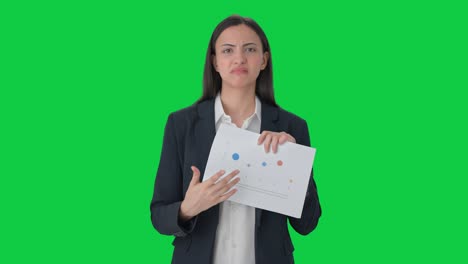 mujer de negocios india confundida hablando con los empleados pantalla verde