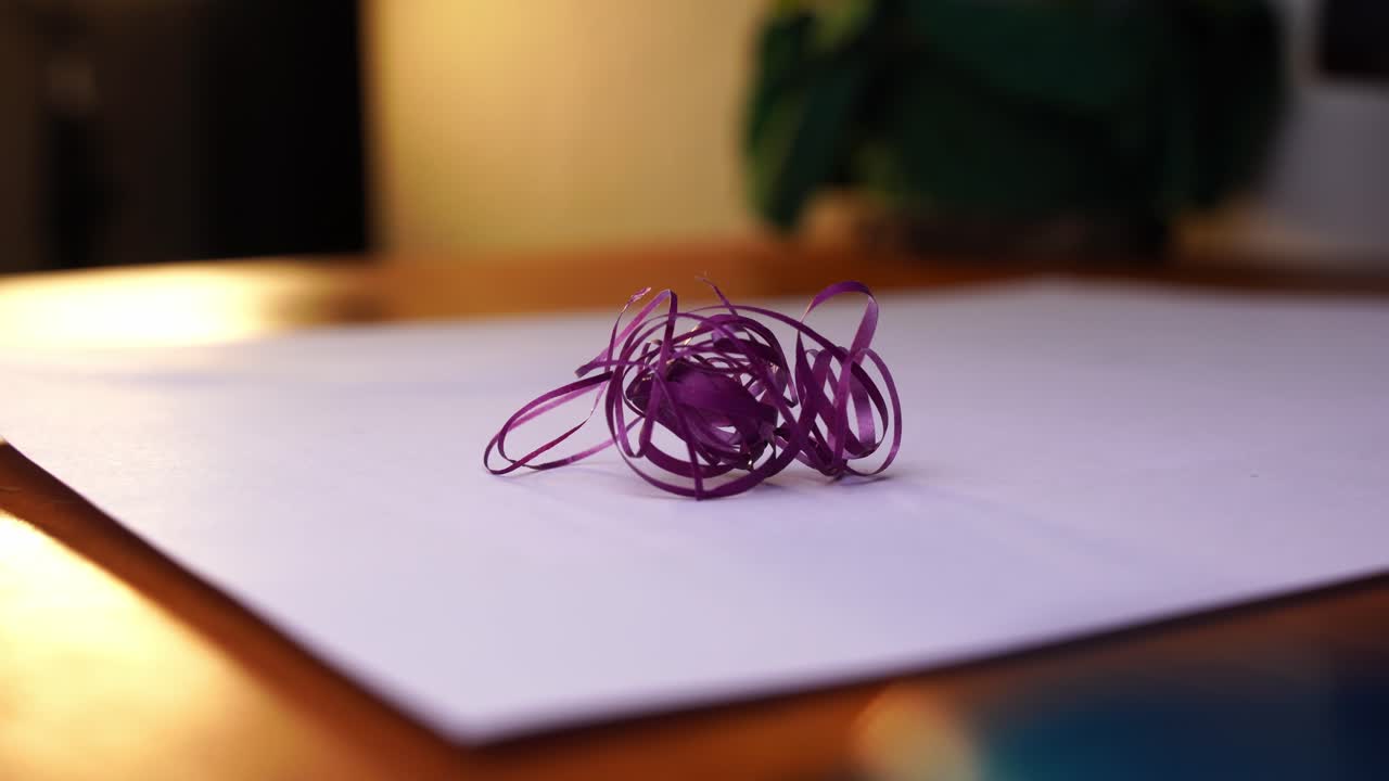 un pequeño paquete de hermosas cuerdas de colores se coloca sobre un escritorio y se retira de nuevo