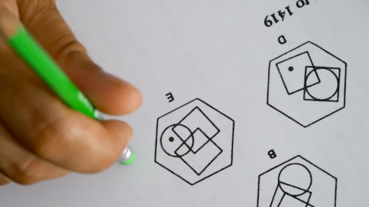 concentración, razonamiento. pensar en la respuesta correcta en una prueba de opción múltiple