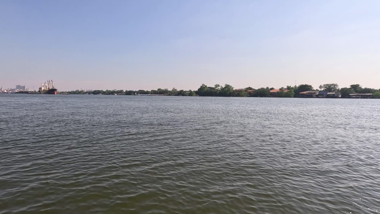 acercamiento progresivo a un muelle sobre el agua