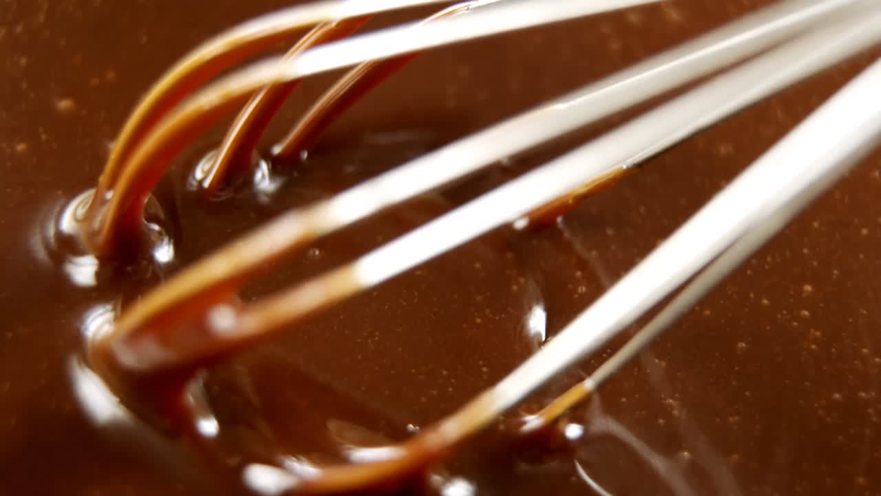 chocolate derretido siendo agitado 4k
