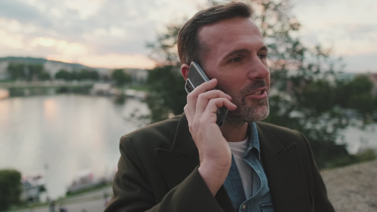 밖에서 전화로 얘기하는 남자