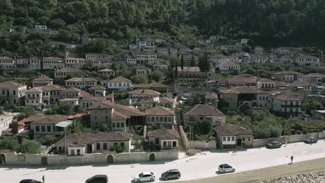 Toma-Aérea-De-Gorica,-Parte-Antigua-De-Berat-Con-Grandes-Edificios-Con-Ventanas