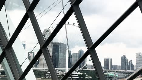 Vista-De-La-Noria-Desde-El-Interior-Del-Bosque-Nuboso-En-Los-Jardines-Junto-A-La-Bahía-En-Singapur---Pov