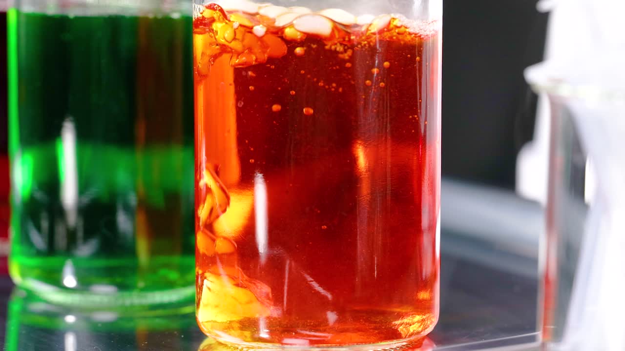 un vibrante experimento científico con hielo seco creando burbujas en líquidos de colores, mostrando reacciones químicas y visuales dinámicos