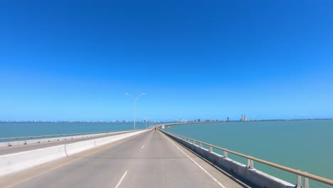 Pov-Conduciendo-En-La-Calzada-De-La-Reina-Isabella-Hacia-La-Isla-Del-Padre-Sur-Desde-Port-Isabel-En-El-Sur-De-Texas