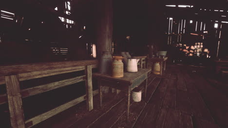 un interior de granero rústico con muebles y herramientas antiguas